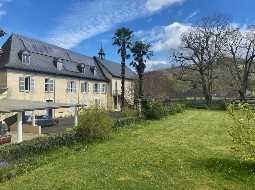 Propriété à Logements Multiples avec une Ancienne Chapelle et des Vues Montagnes